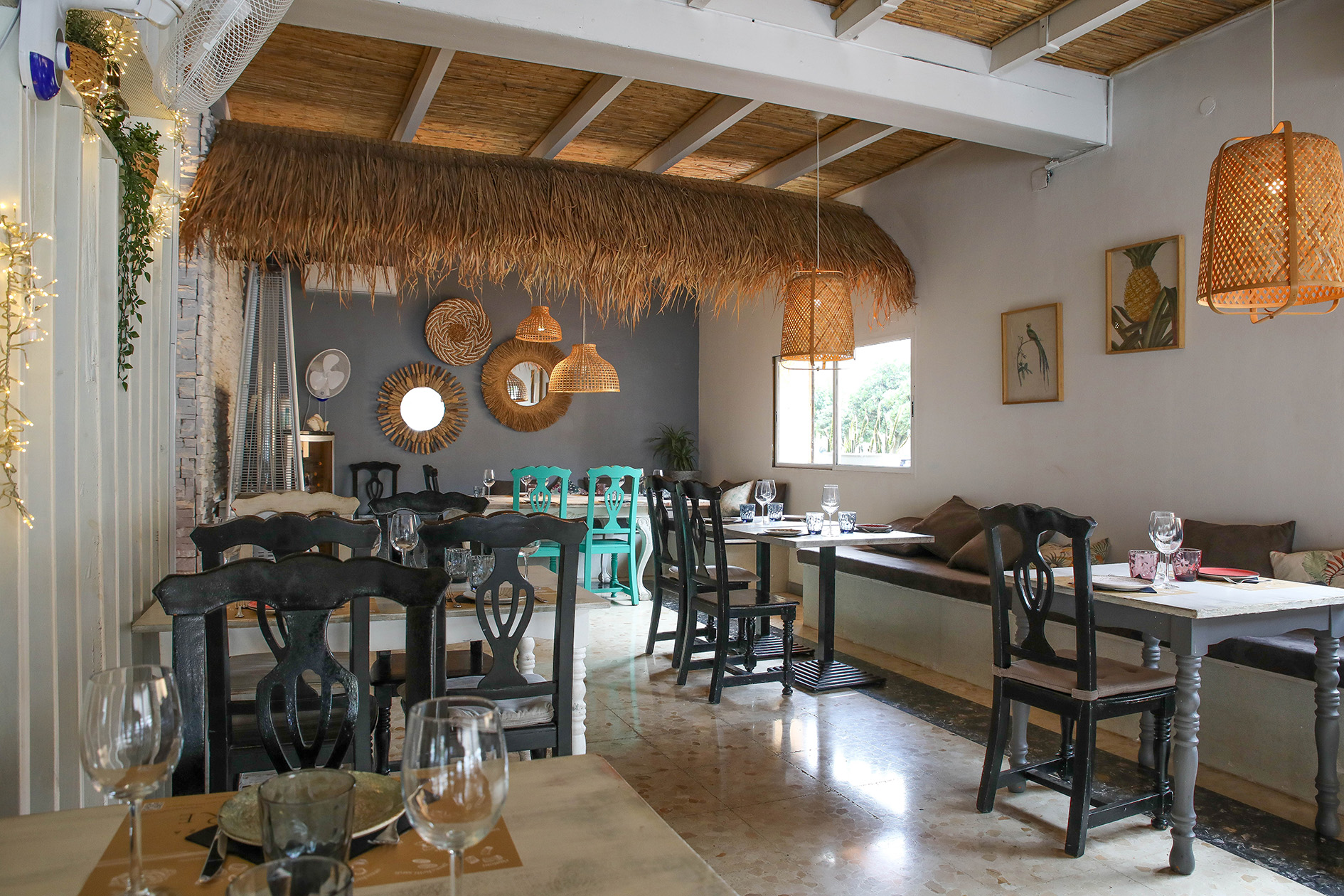 Sala de Il Pescatore con sillas turquesas