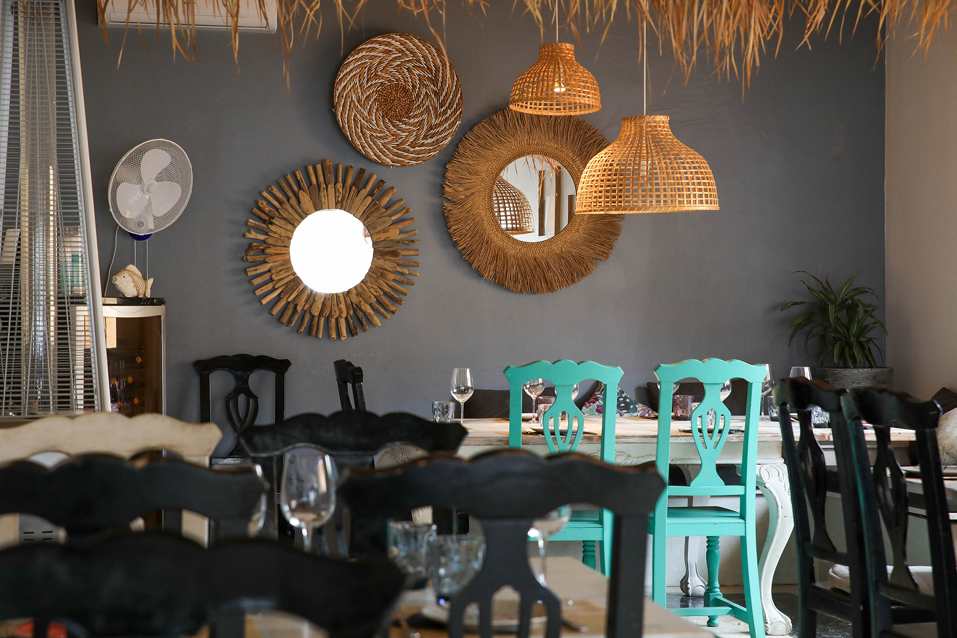 Sala con sillas turquesas y espejos decorativos