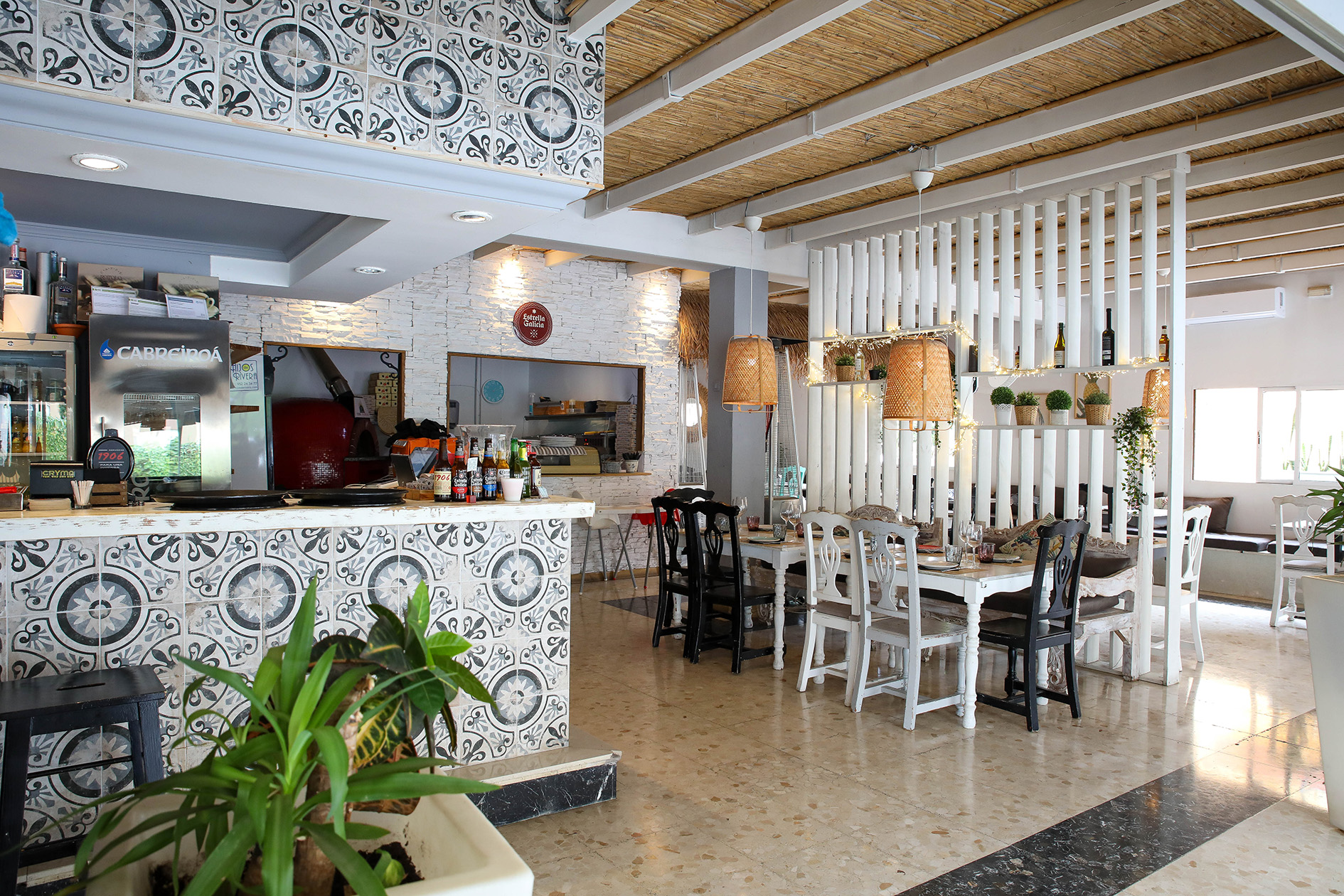 Cocina abierta con azulejos blancos