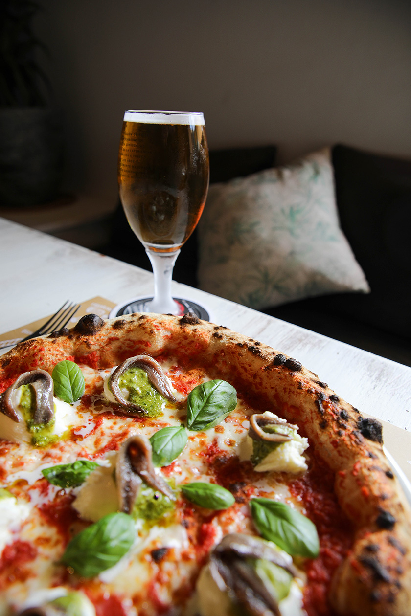 Pizza con anchoas, mozzarella y albahaca