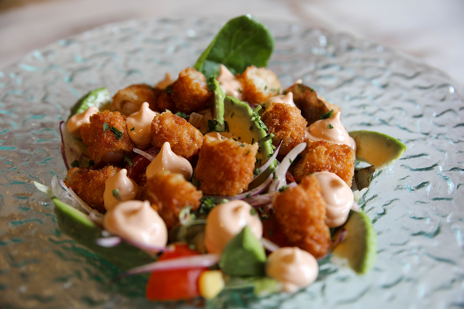 Gambones rebozados con aguacate