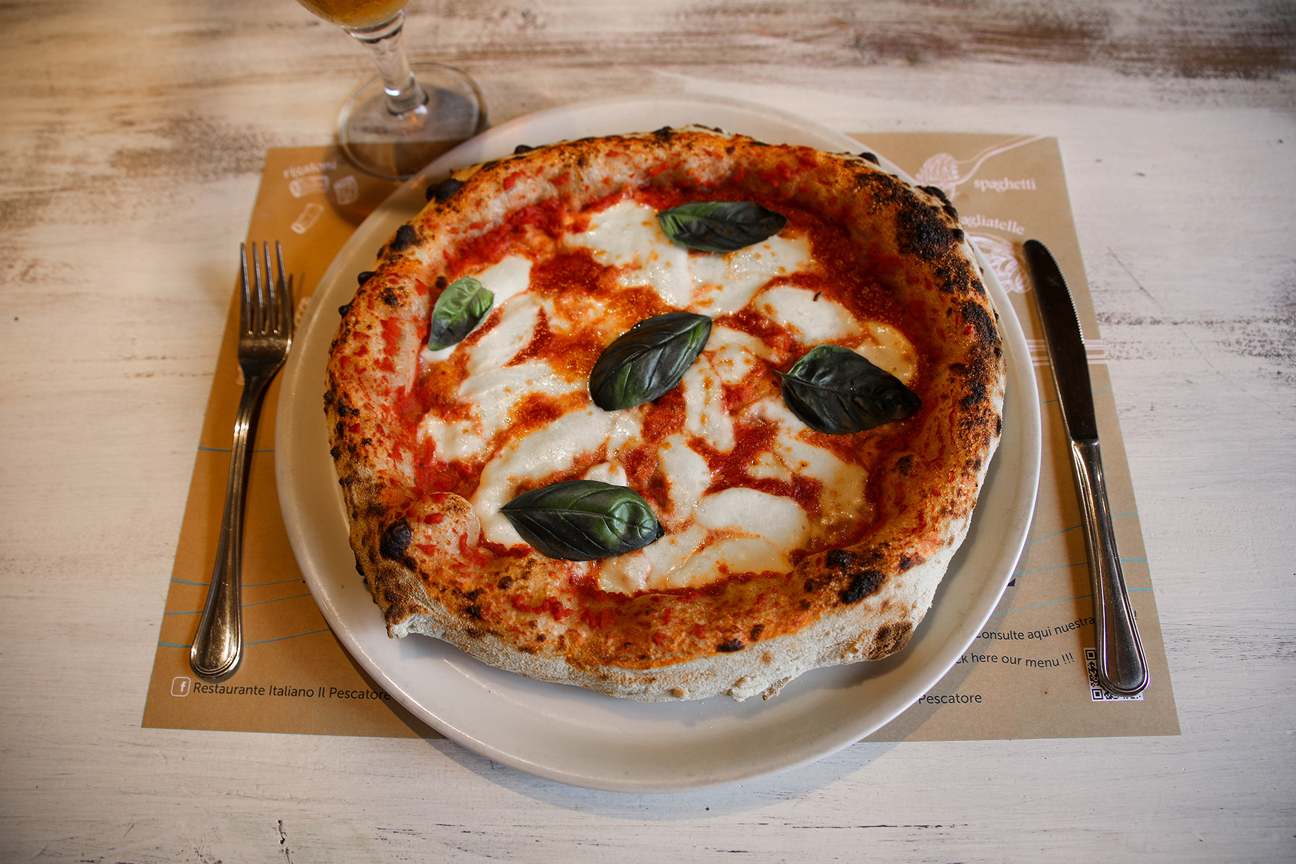 Pizza margherita recién salida del horno