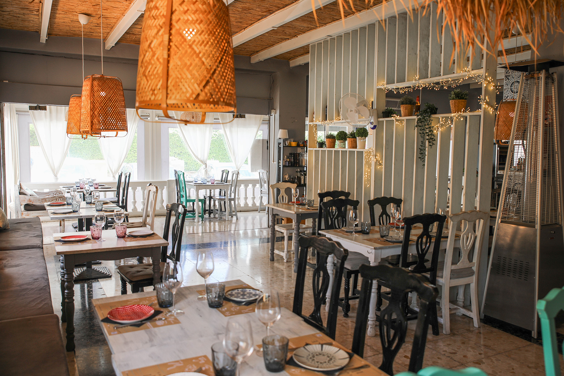 Sala con techo de paja