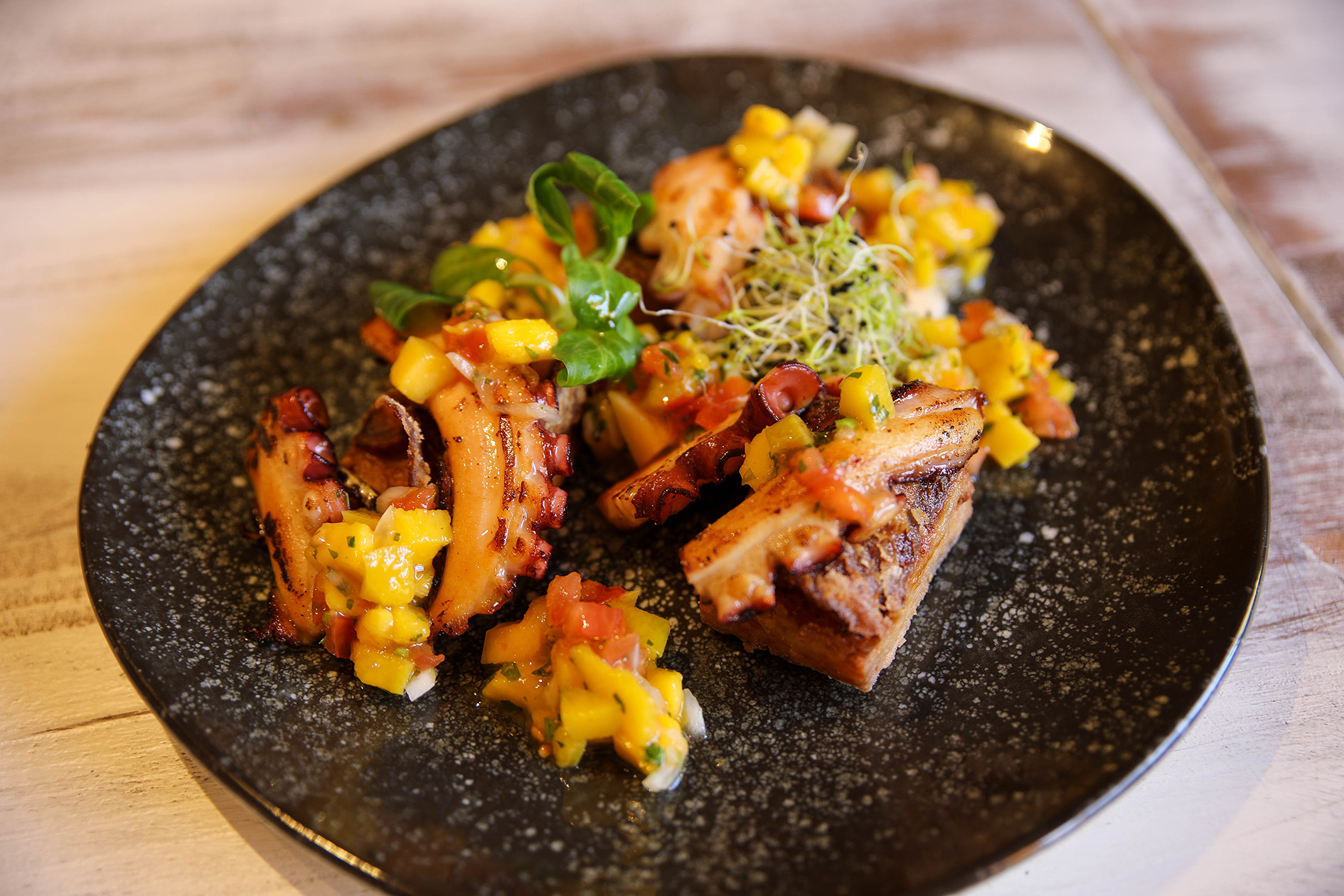 Pulpo a la brasa con mango